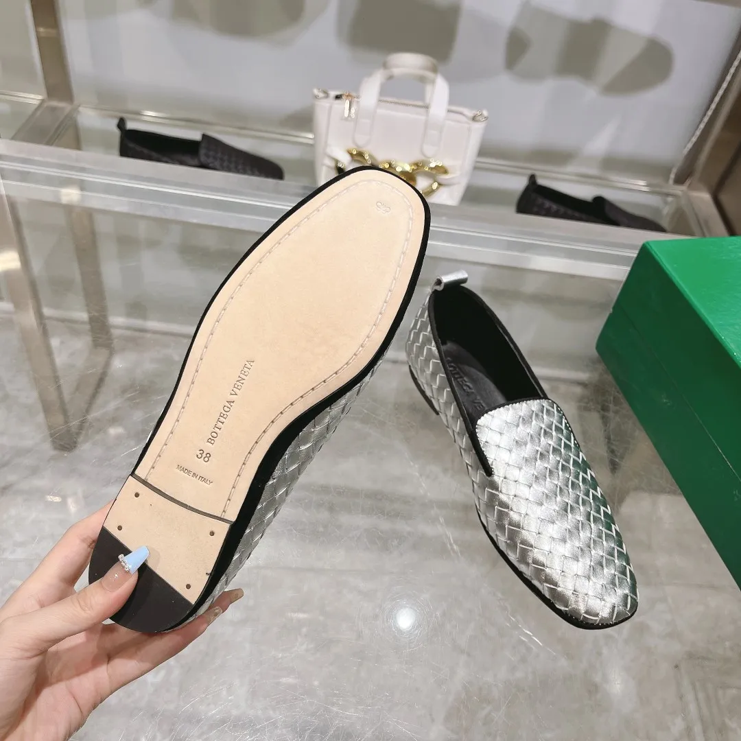 [BV] Top P: 760💰Size for couples: 35-44 (Female 40, Male 38 45, custom-made and non-returnable) (Bottega Veneta) Genuine leather outsole classic woven beanie shoes, two-wear heel set Blessed are the little feet👣👣Comfortable casual shoes that can be worn all year round, made of imported first-layer sheepskin➕fine-quality sheepskin leather, imported sheepskin lining, luxury genuine leather outsole [rose][rose], Bottega Veneta is an Italian luxury brand. Made using traditional Italian leather craftsmanship. .
